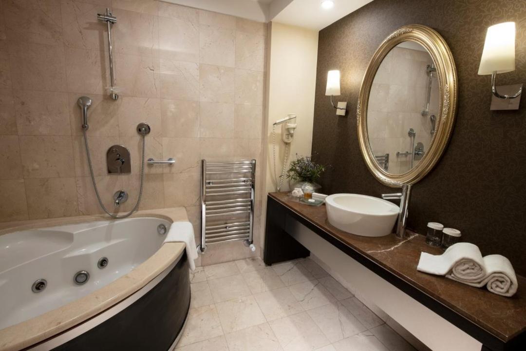 Agaoğlu My City Hotel Istanbul Bagian luar foto